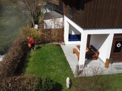 Ein Garten an der Unterkunft Ferienhaus am Fluss, zentrale Lage