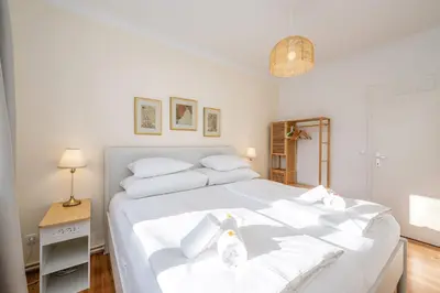 Ein Bett oder Betten in einem Zimmer der Unterkunft Alpine Zeitgeist Apartment - by myNests