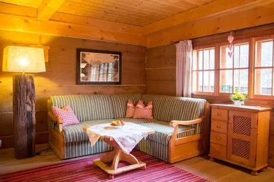 Ein Sitzbereich in der Unterkunft Kuschelhütte