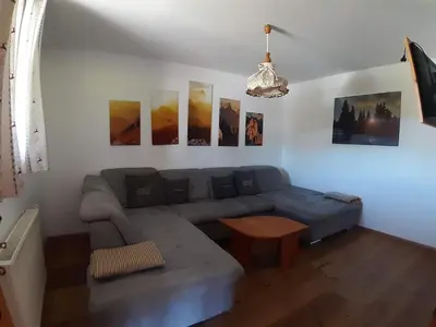 Ein Sitzbereich in der Unterkunft Holiday Home Lachtalhütte by Interhome