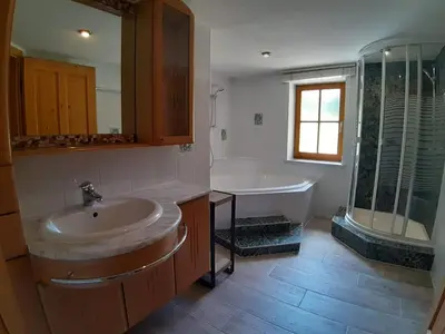 Ein Badezimmer in der Unterkunft Holiday Home Lachtalhütte by Interhome