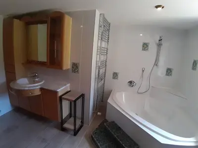 Ein Badezimmer in der Unterkunft Holiday Home Lachtalhütte by Interhome