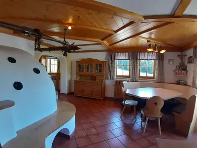 Ein Sitzbereich in der Unterkunft Holiday Home Lachtalhütte by Interhome