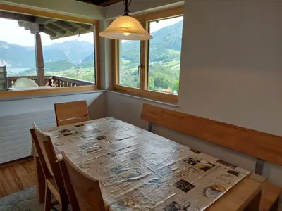 Ein allgemeiner Bergblick oder ein Berglick von des Ferienhauses aus