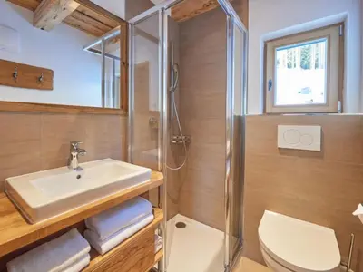 Ein Badezimmer in der Unterkunft Holiday Home Haus Ostermoasspitz in St- Martin am Tennengebirge by Interhome