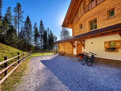 Das Gebäude in dem sich das Ferienhaus befindet