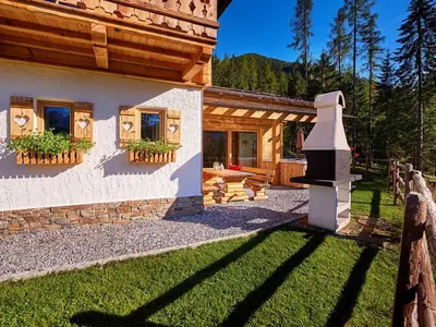 Ein Garten an der Unterkunft Holiday Home Chalet Almidylle in Sankt Martin am Tennengebirge by Interhome