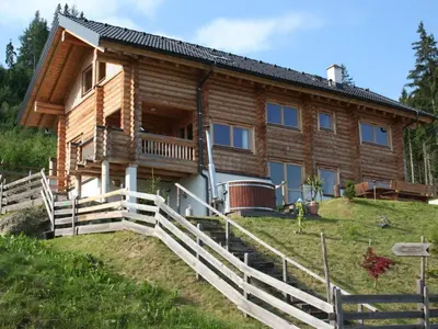 Das Gebäude in dem sich das Ferienhaus befindet