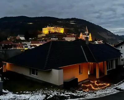Ein allgemeiner Bergblick oder ein Berglick von des Ferienhauses aus