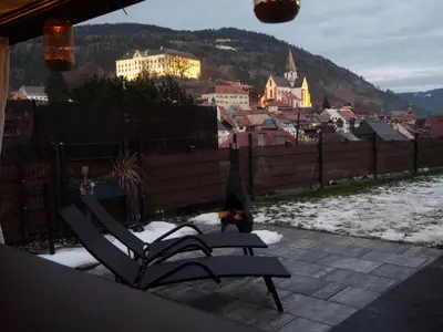 Ein allgemeiner Bergblick oder ein Berglick von des Ferienhauses aus