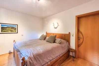 Ein Bett oder Betten in einem Zimmer der Unterkunft ,,Am Berg''- Ruhige Lage, See- und Traunsteinblick, 70 m2