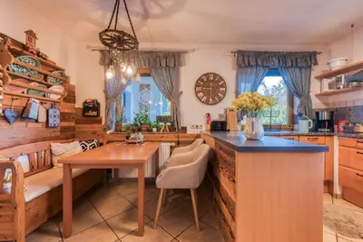 Küche/Küchenzeile in der Unterkunft ,,Am Berg''- Ruhige Lage, See- und Traunsteinblick, 70 m2