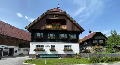 Das Gebäude in dem sich der Bauernhof befindet