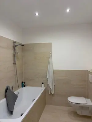 Ein Badezimmer in der Unterkunft A bright spacious & convenient 2 brm TownHouse