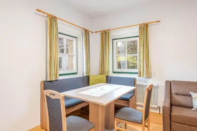 Ein Sitzbereich in der Unterkunft Stieglerhof Bergrefugium & Kaiblingblick - by myNests