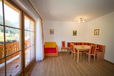 Ein Sitzbereich in der Unterkunft Rojerhof