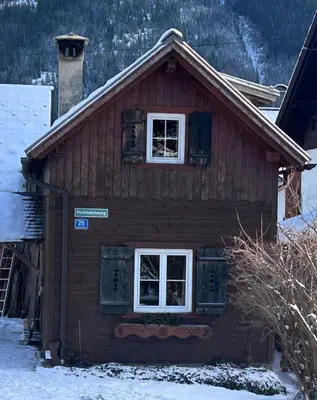 Das Gebäude in dem sich das Ferienhaus befindet