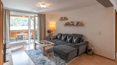 Ein Sitzbereich in der Unterkunft Ferienwohnung Grundlsee