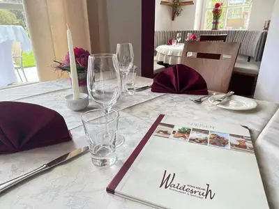 Ein Restaurant oder anderes Speiselokal in der Unterkunft Restaurant & Hotel Waldesruh