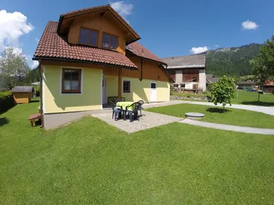 Ein allgemeiner Bergblick oder ein Berglick von des Ferienhauses aus