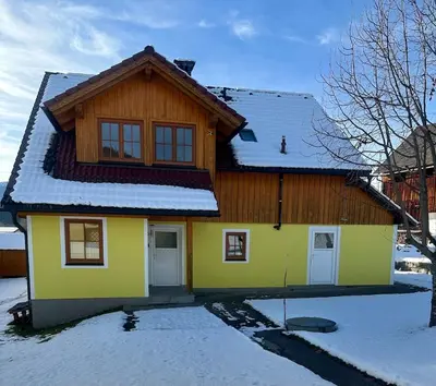 Das Gebäude in dem sich das Ferienhaus befindet