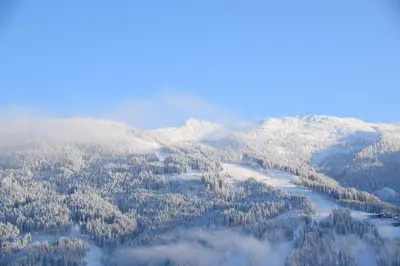 Ein allgemeiner Bergblick oder ein Berglick von der Ferienwohnung aus