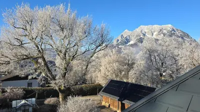 Ein allgemeiner Bergblick oder ein Berglick von der Ferienwohnung aus