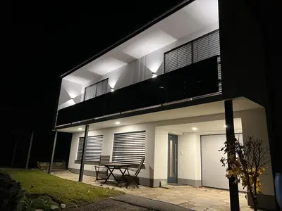 Das Gebäude in dem sich das Ferienhaus befindet