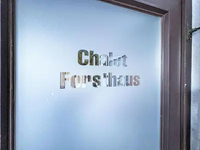 Ein Zertifikat, Auszeichnung, Logo oder anderes Dokument, das in der Unterkunft Holiday Home Forsthaus Chalet by Interhome ausgestellt ist