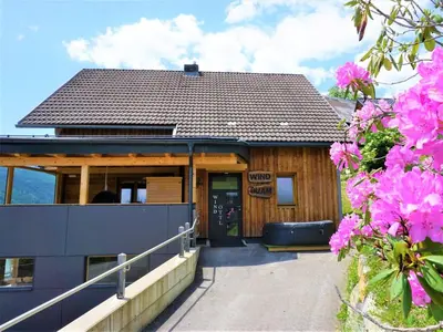 Das Gebäude in dem sich das Ferienhaus befindet