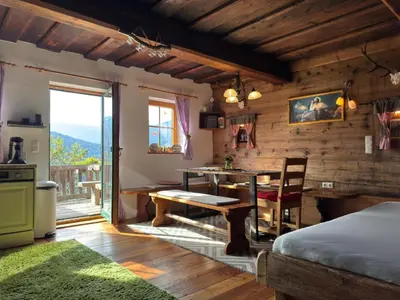 Ein allgemeiner Bergblick oder ein Berglick von des Ferienhauses aus
