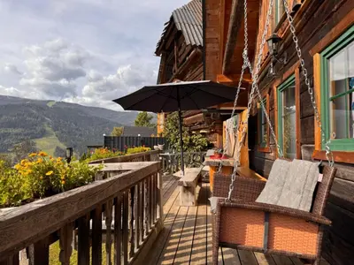 Ein allgemeiner Bergblick oder ein Berglick von des Ferienhauses aus