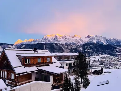 Ein allgemeiner Bergblick oder ein Berglick von der Ferienwohnung aus