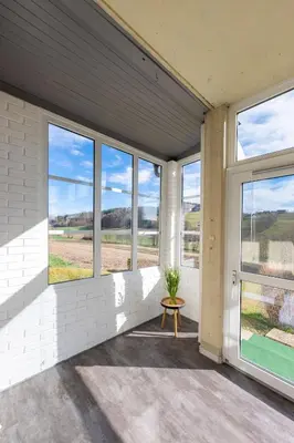 Ein Balkon oder eine Terrasse in der Unterkunft Komfortable 2 BR Ferienwohnung direkt in Riegersburg Ruhe & Genuss