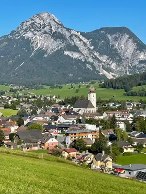 Ein allgemeiner Bergblick oder ein Berglick von des Privatzimmers aus