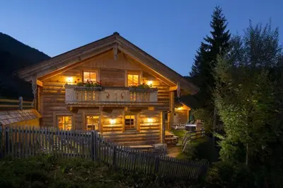 Ein allgemeiner Bergblick oder ein Berglick von des Ferienhauses aus