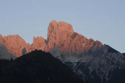 Ein allgemeiner Bergblick oder ein Berglick von des Ferienhauses aus