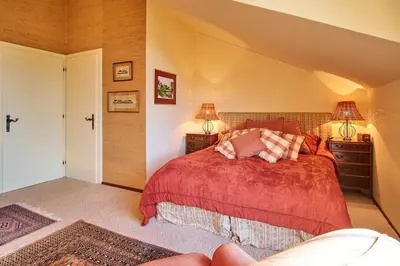 Ein Bett oder Betten in einem Zimmer der Unterkunft Comfortable and spacious apartment with garden in Mondsee Tiefgarben