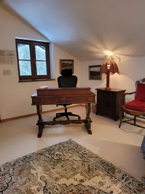 Ein Sitzbereich in der Unterkunft Comfortable and spacious apartment with garden in Mondsee Tiefgarben