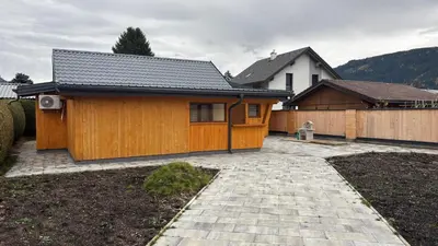 Das Gebäude in dem sich das Ferienhaus befindet
