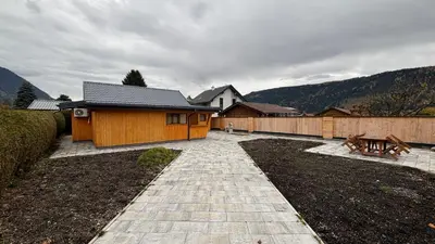 Ein allgemeiner Bergblick oder ein Berglick von des Ferienhauses aus