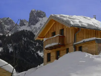 Ein allgemeiner Bergblick oder ein Berglick von des Ferienhauses aus