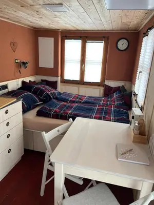 Ein Bett oder Betten in einem Zimmer der Unterkunft Lovingly renovated 120-year-old train car!