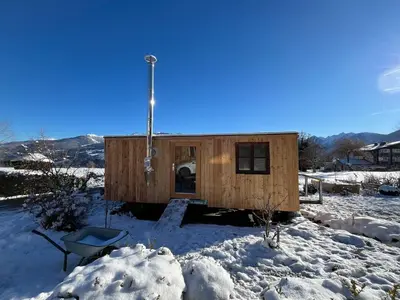 Lovingly renovated 120-year-old train car! im Winter