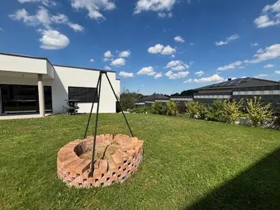 Ein Garten an der Unterkunft Luxus Ferienhaus mit grossem Garten in ruhiger Gegend