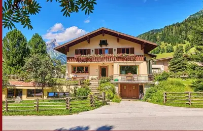 Ein allgemeiner Bergblick oder ein Berglick von des Bed & Breakfasts aus
