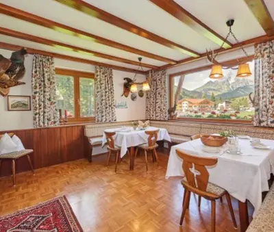 Ein Restaurant oder anderes Speiselokal in der Unterkunft Haus Traudl
