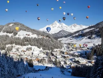 Ein allgemeiner Bergblick oder ein Berglick von des Bed & Breakfasts aus