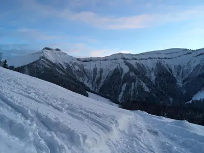 Ein allgemeiner Bergblick oder ein Berglick von des Ferienhauses aus