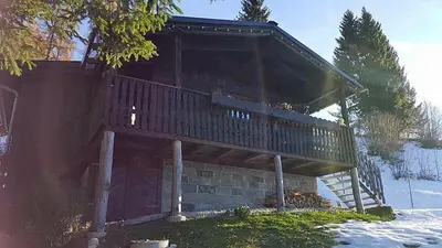 Das Gebäude in dem sich das Ferienhaus befindet